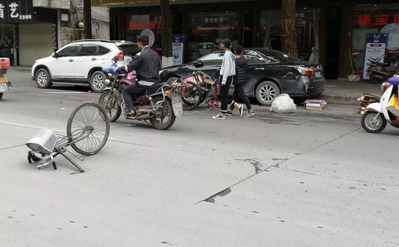 车头与自行车车尾发生碰撞