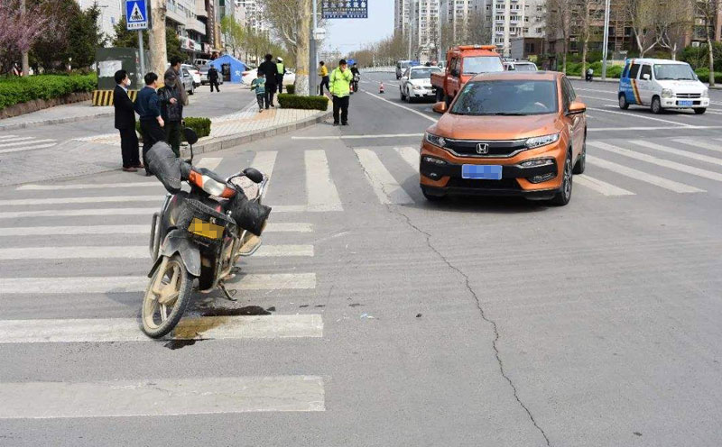 被告无证驾驶无牌的二轮摩托车