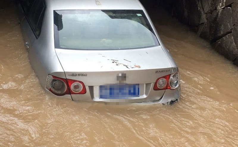 车辆撞到护栏驶入河道