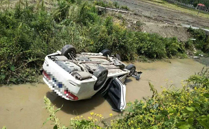 开车驶入河道交通事故