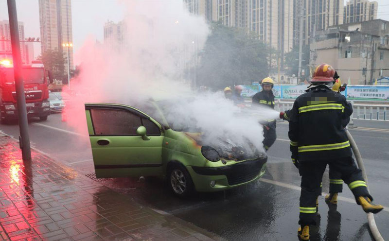 车辆起火消防员在救火