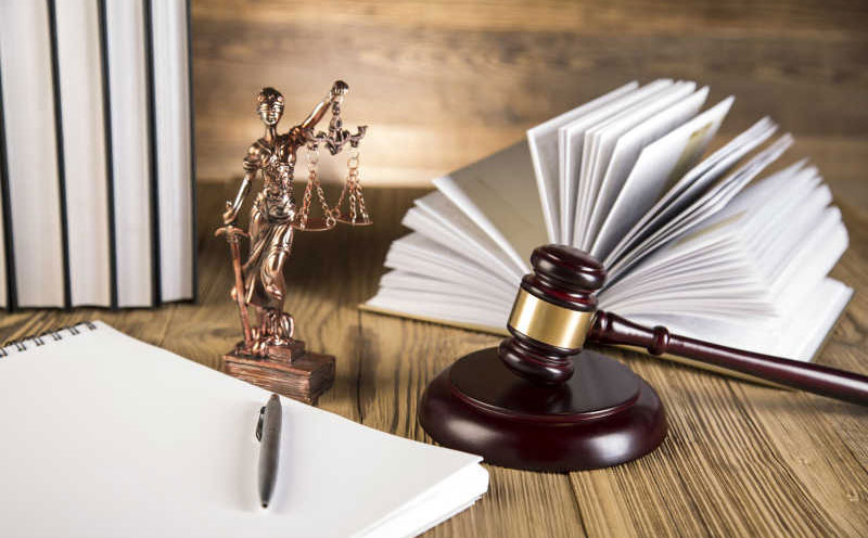 被告使卡车和面包车几乎全部烧毁，构成过失损坏交通工具罪