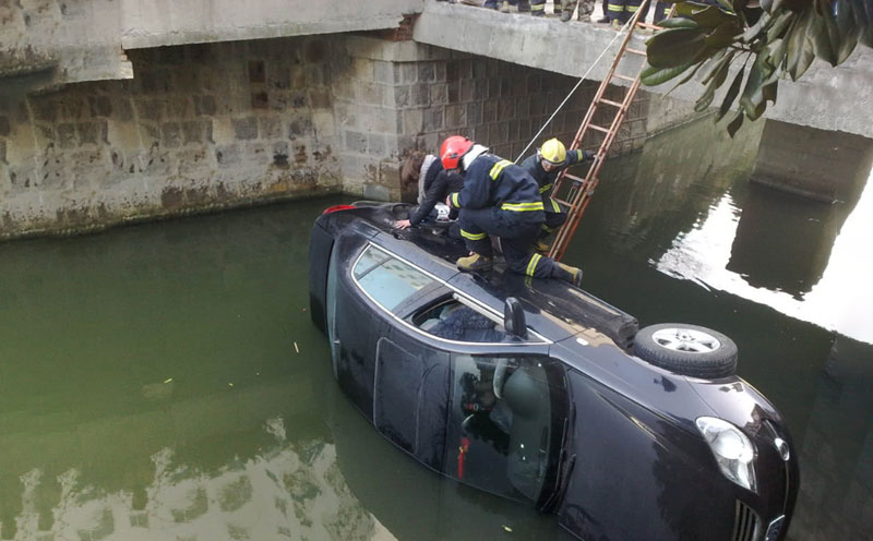 交通事故遇到汽车落水