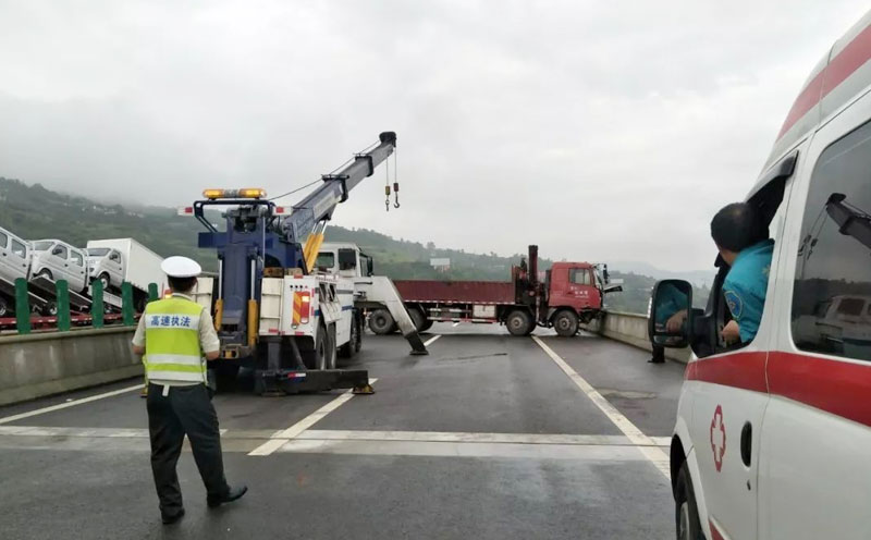 高速公路倒车发生交通事故