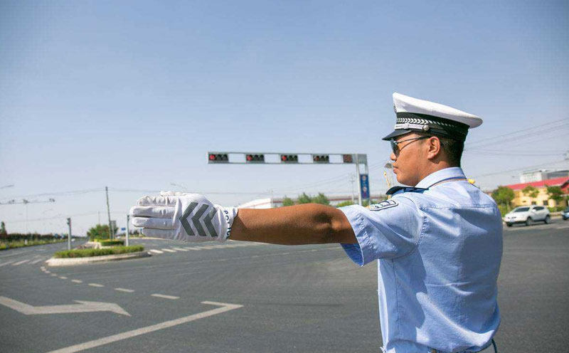 交警指挥道路交通