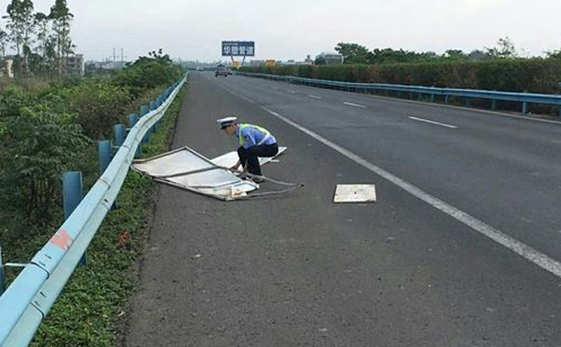 高速公路上散落障碍物