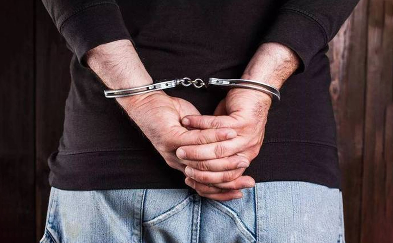 被告人陈某某，男,因涉嫌犯盗窃罪被刑事拘留