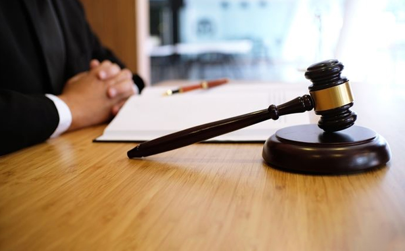 被告人秦某某无视国家法律，任意毁损他人财物的行为