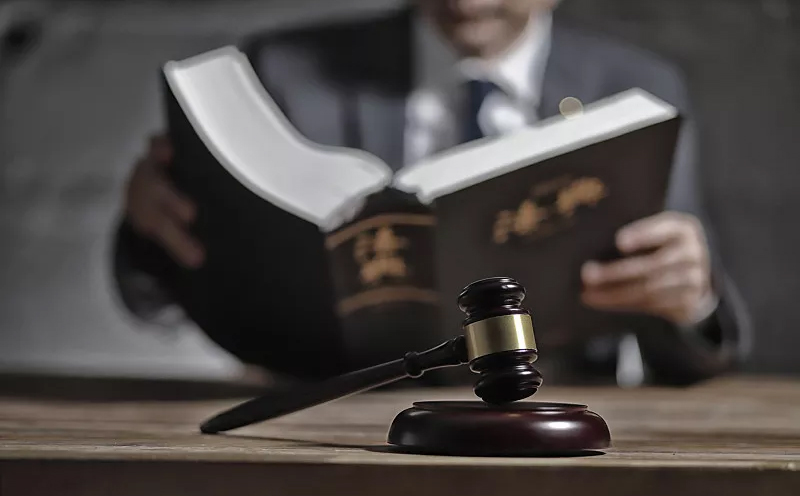 在事故赔偿的问题上，事故责任的大小起着基础性的决定作用