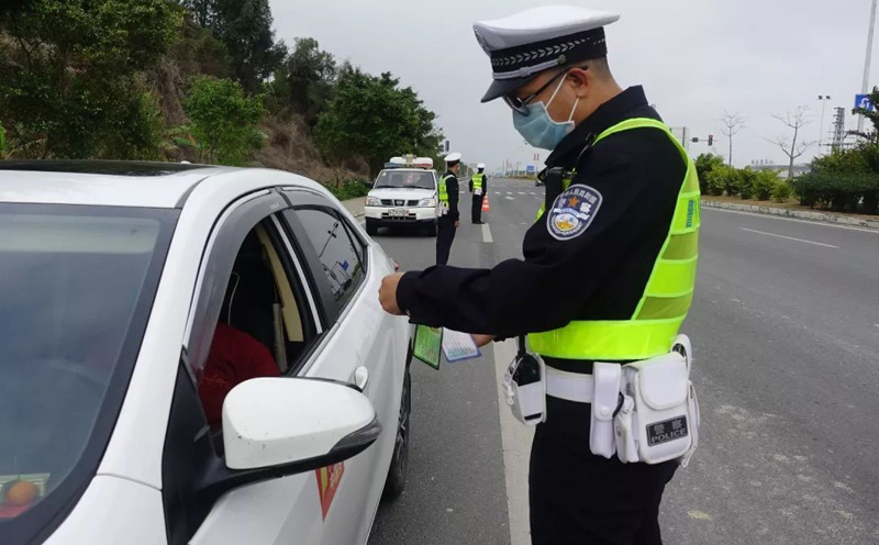 在高速公路行驶的车辆的车速十分快