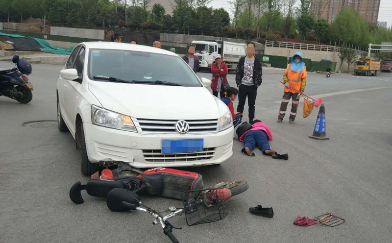 突然驶上左侧逆行的人行道，将由西向东走路的老王夫妻撞伤