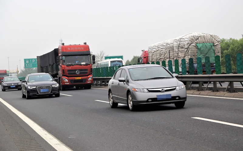 大货车沿某高速公路由北向南行驶