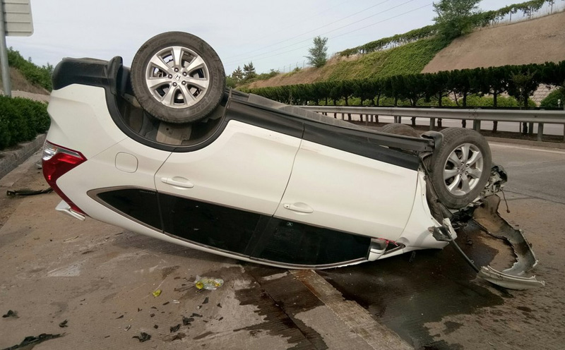 交通事故后导致汽车翻车