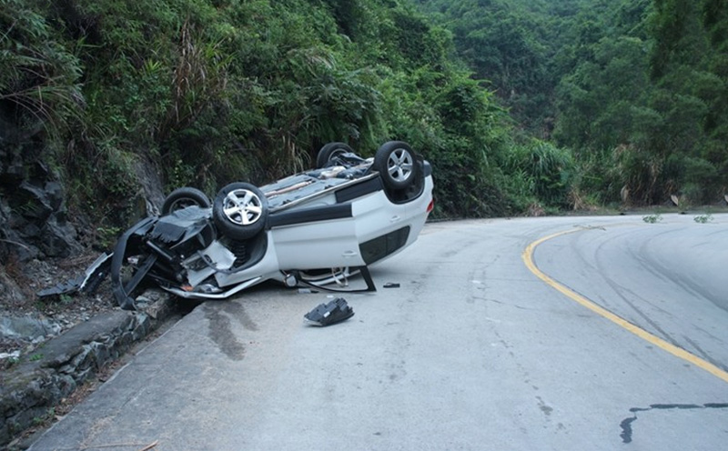 汽车翻车