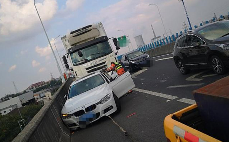 内环高架外圈近武宁路发生一起交通事故