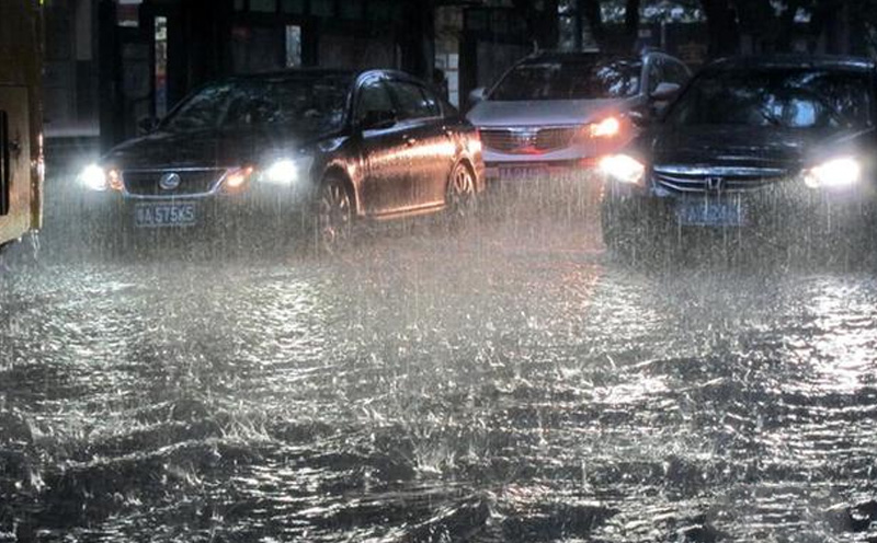 打雷下雨的时候开车