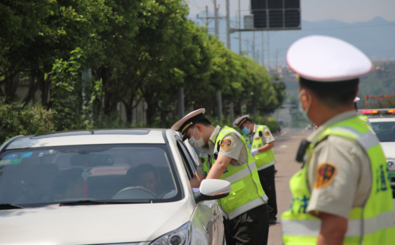 输行政执法人员进入事故现场