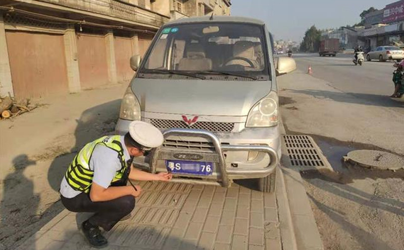 交警查获的一辆可疑面包车