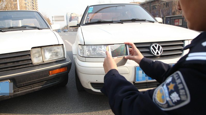 车辆发生刮蹭事故，应立即停车