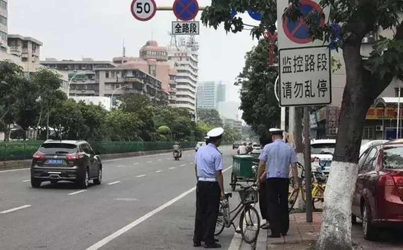 严查不遵守交通规则的非机动车