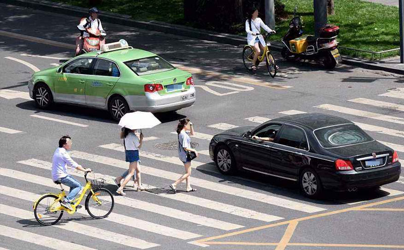 行人横穿马路被撞造成死亡的交通事故