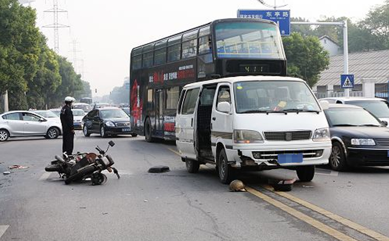 邢台发生交通事故一女学生当场死亡